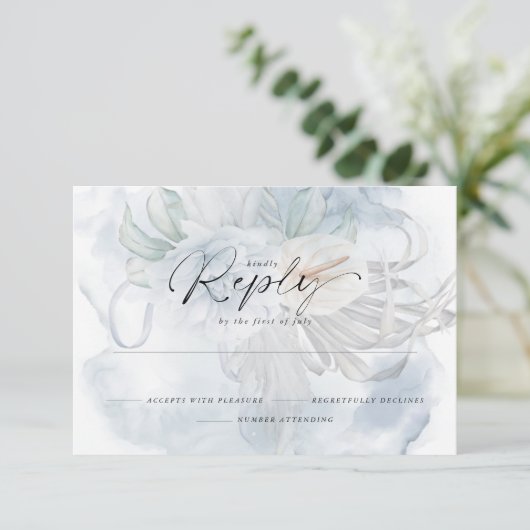 Light Dusty Blue BOHO Floral Reply RSVP Karte (Stehend Vorderseite)