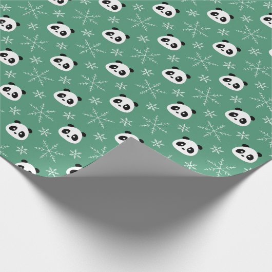 Light Evergreen - Niedliche Pandas mit Schneeflock Geschenkpapier (Ecke)