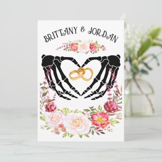 Light Gothic Skeleton Hands Wedding Einladung (Stehend Vorderseite)