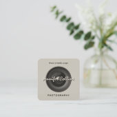 Light gray camera lens photography quadratische visitenkarte (Stehend Vorderseite)