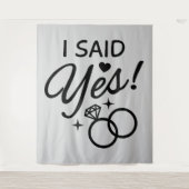 Light Gray Ich sagte Ja Engagement Party Wandteppich (Vorderseite)