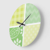 Light Green and Yellow Cute Checkered Große Wanduhr (Winkel)