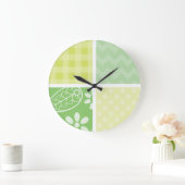 Light Green and Yellow Cute Checkered Große Wanduhr (Zuhause)
