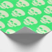 Light Green on Spring Green Skulls Geschenkpapier (Ecke)