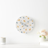 Light Pastel Beige Minimalist Leaves Pattern Runde Wanduhr (Zuhause)