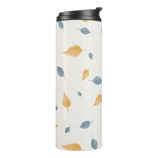 Light Pastel Blue and Brown Autumn Leaves Pattern Thermosbecher (Nach links gedreht)