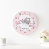 Light Pink and Gray Happy Owls Girl Nursery Große Wanduhr (Zuhause)