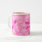 Light Pink Camouflage Pink Ribbon Date Tasse (Vorderseite Links)