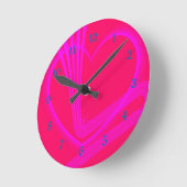 Light Pink Heart w/Zigzag Lines Runde Wanduhr (Winkel)