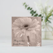 Light Pink Tinted Daisy Wedding Einladung (Stehend Vorderseite)