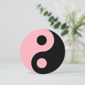 Light Pink und Black Yin Yang Symbol Birthday Einladung (Stehend Vorderseite)