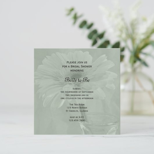 Light Sage Green Gerber Daisy Brautparty Einladung (Stehend Vorderseite)