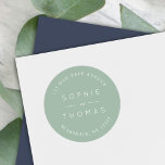 Light Sage Wedding Rücksendeadresse Runder Aufkleber<br><div class="desc">Dieser Hochzeitsaufkleber enthält die Namen des Ehepaares und die weiße Adresse mit einer hellen Salbei-Rücksendeadresse. Karo die passenden Hochzeitsartikel hier https://www.zazzle.com/collections/peach_layered_geometric_light_sage_wedding-119919264900833968 Personalisieren Sie sie durch Ersetzen des Platzhaltertextes. Für weitere Optionen, wie zum Beispiel den Schriftart zu ändern, ist es die Größe und Abstand zwischen den Buchstaben klicken Sie auf die...</div>