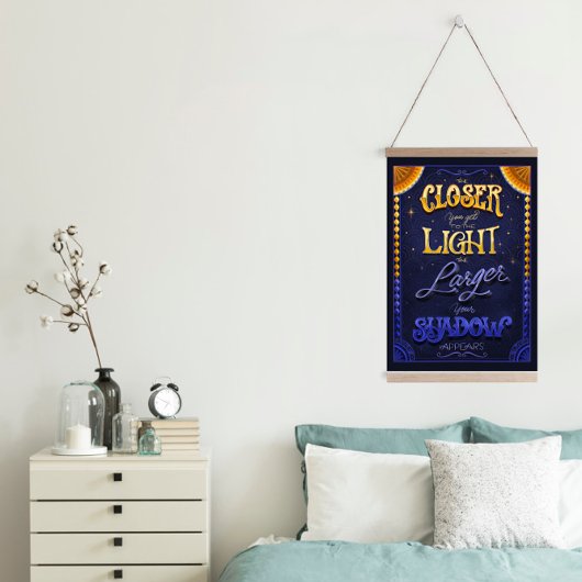 Light & Shadow Inspirational Quote Wandteppich Mit Holzrahmen