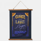 Light & Shadow Inspirational Quote Wandteppich Mit Holzrahmen (Vorderseite)