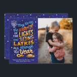 Light und Latkes ein Foto Hanukkah Feiertagskarte<br><div class="desc">Diese 1-Foto-Karte,  Features,  eine helle und farbenfrohe,  handgezeichnete Hanukka Stimmung,  mit Latkes und Lichter der Menorah. Die Rückseite hat ein Koordinationsmuster,  und es können zusätzliche Foto hinzugefügt werden.</div>