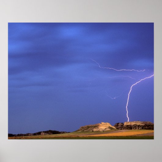Lightning strikes buttes near Scottsbluff Poster (Vorne)