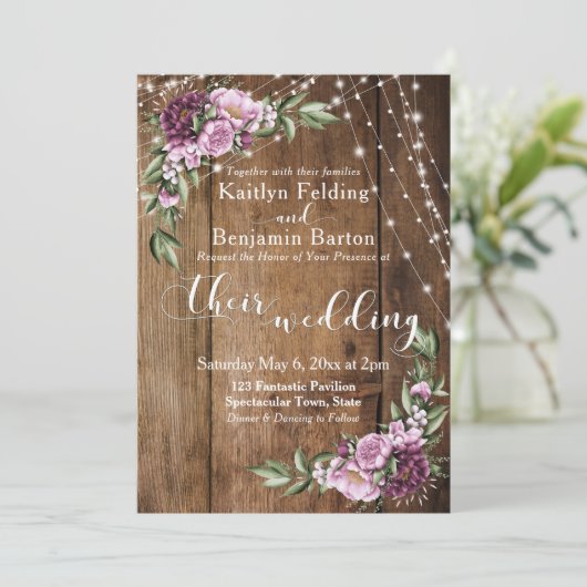 Lights & Pink Peonies Bouquet, Rustikale Holzhochz Einladung (Stehend Vorderseite)