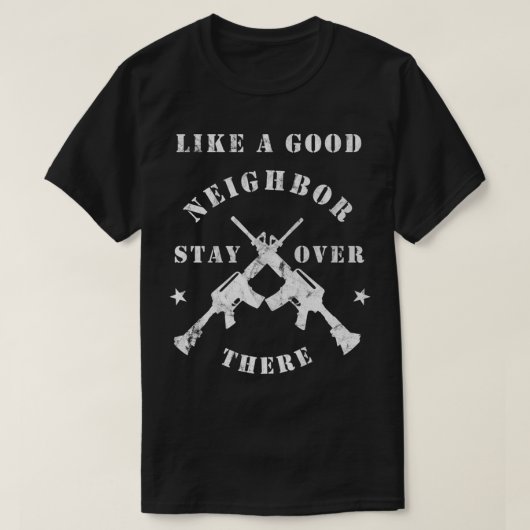 Like a Good Neighbor Stay Over There Funny Rifle T-Shirt (Design vorne)