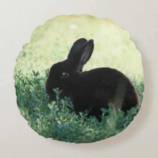 Lil Black Bunny  Rundes Kissen (Vorderseite)