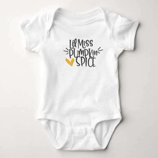 Lil Miss Pumkin Gewürz - Niedlicher Erntedank Baby Strampler (Vorderseite)