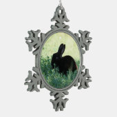 Lil schwarzes Häschen Schneeflocken Zinn-Ornament (Links)