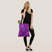 Lila abstrakte Traumlandschaft Tasche (Am Model)