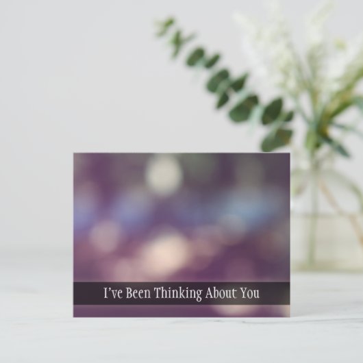 Lila Abstraktes Bokeh-Foto, Denken Sie an Sie Postkarte (Stehend Vorderseite)