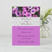 Lila afrikanische Daisy-Blume, die das Datum hochh Einladung (Stehend Vorderseite)