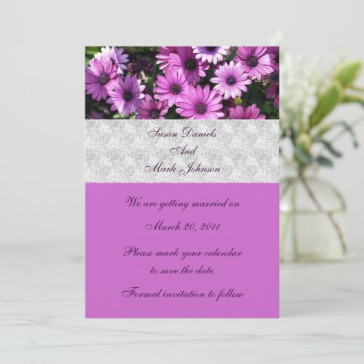 Lila afrikanische Daisy-Blume, die das Datum hochh Einladung (Stehend Vorderseite)