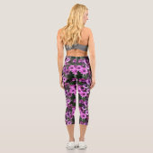 Lila afrikanisches Daisy-Blume Naturmuster Capri Leggings (Rückseite)