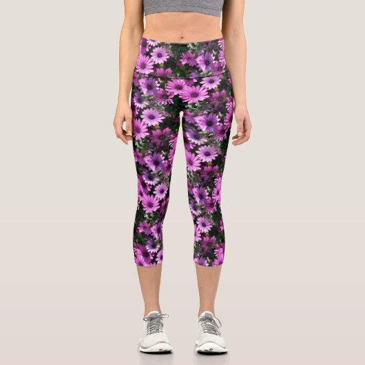 Lila afrikanisches Daisy-Blume Naturmuster Capri Leggings (Vorderseite)