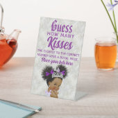 Lila Afro Puff Princess |Wie viele Kisses Game Sockelschild (In SItu)