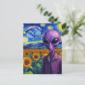 Lila Alien in Imitaten Van Gogh Sonnenblumenfeld Postkarte (Stehend Vorderseite)