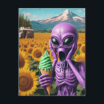 Lila Alien Schmelzen der Eiscreme Postkarte<br><div class="desc">Eine lila Alien,  die mit einem grünen Eis schreit und schmilzt,  hat eine künstlerische Arbeit hervorgebracht</div>