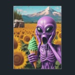 Lila Alien Schmelzen der Eiscreme Postkarte<br><div class="desc">Eine lila Alien,  die mit einem grünen Eis schreit und schmilzt,  hat eine künstlerische Arbeit hervorgebracht</div>