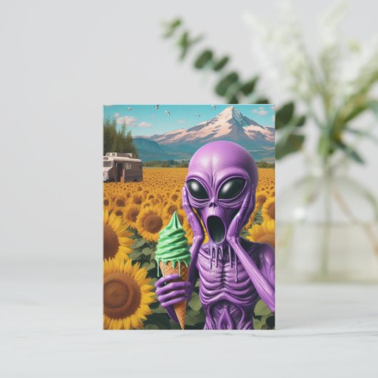 Lila Alien Schmelzen der Eiscreme Postkarte (Stehend Vorderseite)
