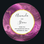 Lila Amethyst und Gold Agate Hochzeit Vielen Dank Magnet<br><div class="desc">Ein Hochzeitsdankmagnet mit elegantem abstraktem Design. Dunkle,  lila Amethystfarbe mit goldfarbenen Streifen,  die zwischen Schichten eingebettet sind. Reich und schön gestaltet. Oben platziert ist ein weißer Rahmen mit einem goldenen Rahmen aus Imitat,  der den personalisierten Text enthält.</div>