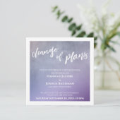 Lila Änderung von Plänen verzögert Hochzeitskarte Einladung (Stehend Vorderseite)