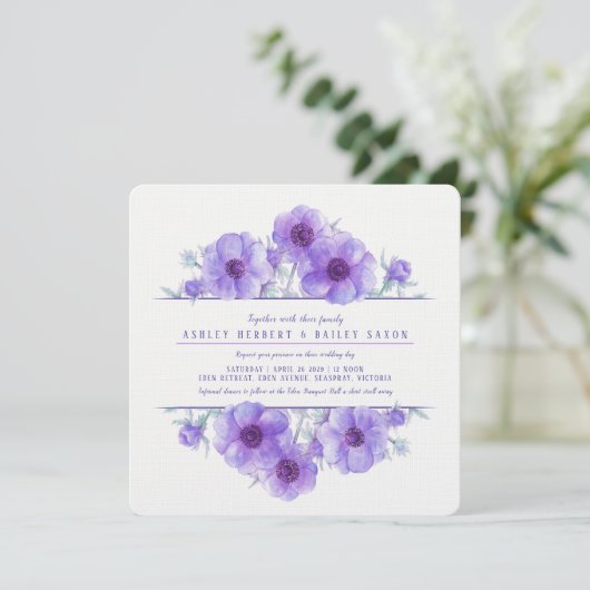 Lila Anemone Blütenfarbe Hochzeit lädt ein Einladung (Stehend Vorderseite)