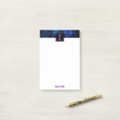 Lila Anfangsbuchstabenmonogramm über leuchtend bla Post-it Klebezettel (Auf Schreibtisch)