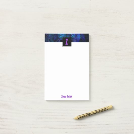 Lila Anfangsbuchstabenmonogramm über leuchtend bla Post-it Klebezettel (Auf Schreibtisch)