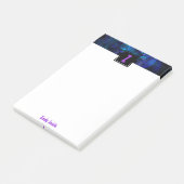 Lila Anfangsbuchstabenmonogramm über leuchtend bla Post-it Klebezettel (angewinkelt)