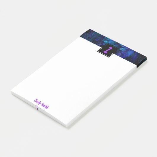 Lila Anfangsbuchstabenmonogramm über leuchtend bla Post-it Klebezettel (angewinkelt)