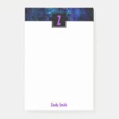 Lila Anfangsbuchstabenmonogramm über leuchtend bla Post-it Klebezettel (Vorderseite)