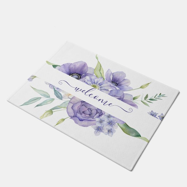 Lila Aquarellblumen personalisiert Fußmatte (Schrägansicht)