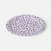 Lila Aquarellfarben Liebe Herzmuster Pappteller (Schrägansicht)