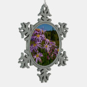 Lila Aster-Blume auf dem Rainier Schneeflocken Zinn-Ornament (Links)