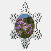 Lila Aster-Blume auf dem Rainier Schneeflocken Zinn-Ornament (Rechts)