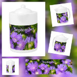 Lila Aster-Wildblumen Fotografie<br><div class="desc">Dieses natürlich wunderschöne Teekessel zeigt die fotografischen Bilder der lila Stoke's Asters oder Stokesia Blume. Das Aster ist die Blume von September zusammen mit der Morgenherrschaft. Der Stern wie Aster Blume symbolisiert Weisheit, Glaube und Ehrfurcht. Personalisieren Sie mit einem Namen, einem Geburtstagswunsch oder Ihrem eigenen Text für ein bleibendes Geschenk...</div>